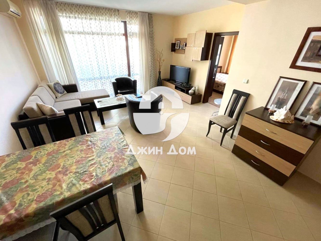 Просторен тристаен апартамент с ГЛЕДКА ПЛАНИНА в к-с Св. Валентин - 0