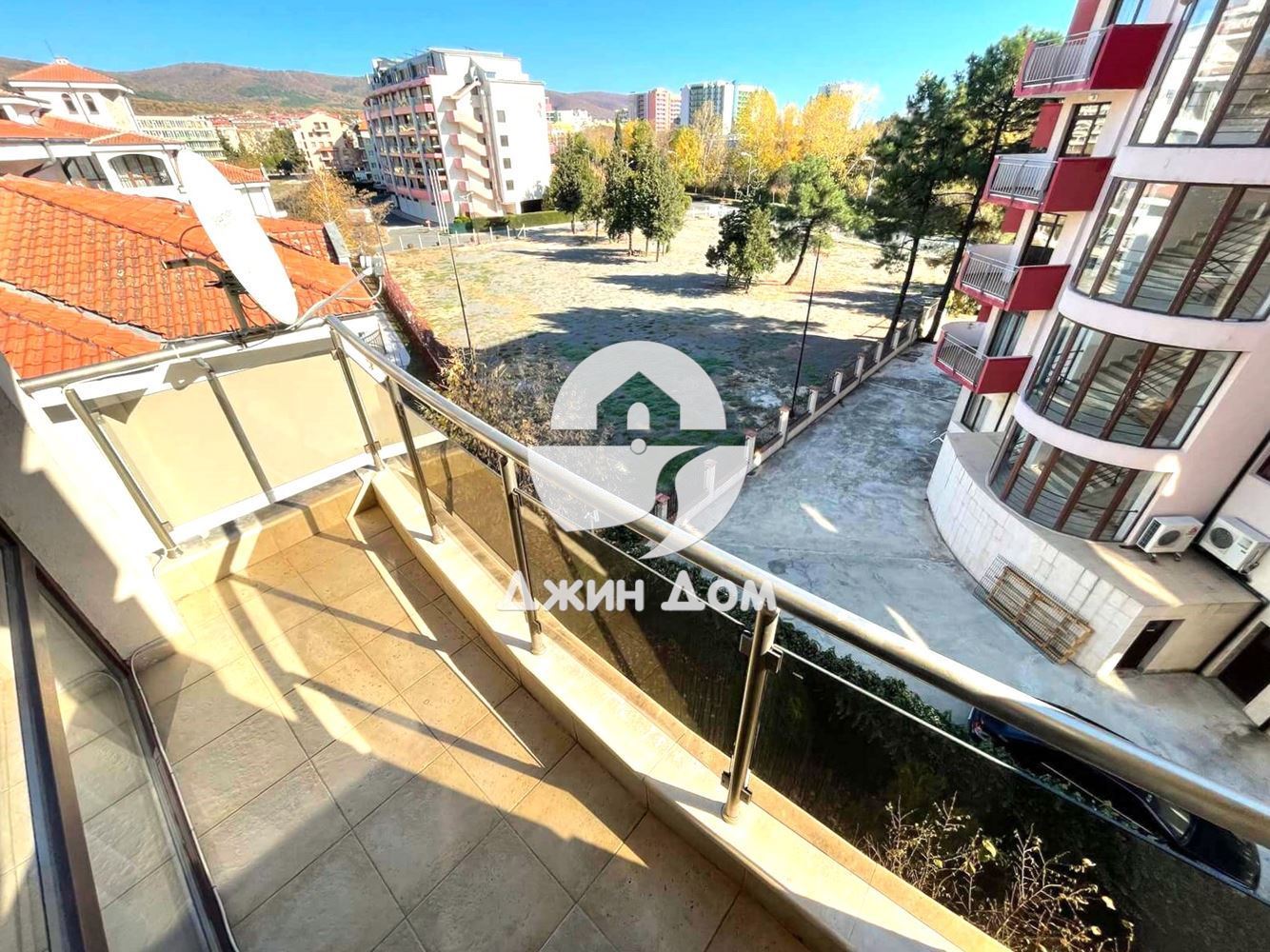 Просторен тристаен апартамент с ГЛЕДКА ПЛАНИНА в к-с Св. Валентин - 0