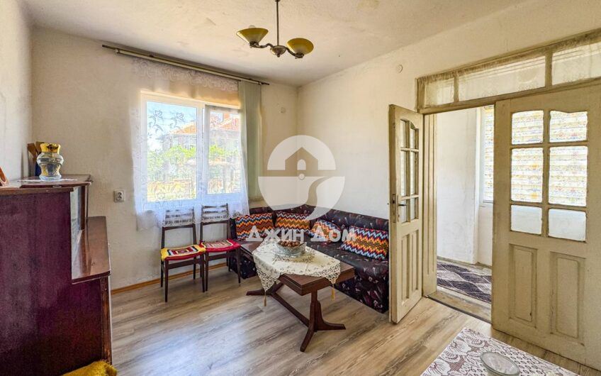 Двуетажна къща с двор в гр. Средец - 0