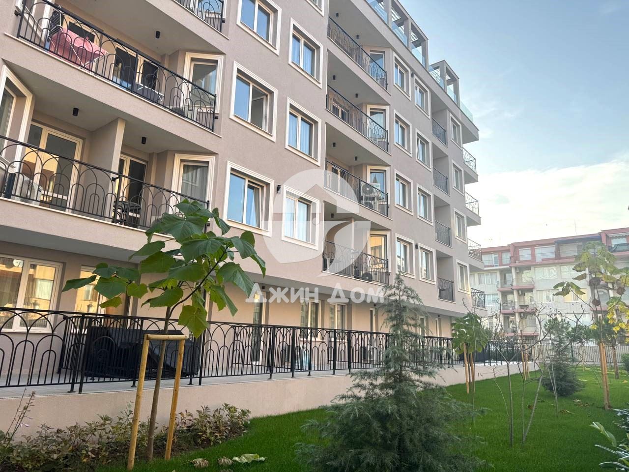 Просторен тристаен апартамент в к-с Ж'адор Сикрет Гардън, Слънчев бряг - 0