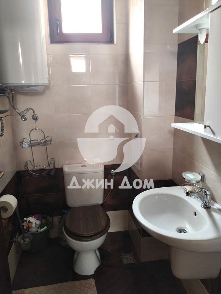 Просторна двуетажна къща с двор в с. Равда - 0