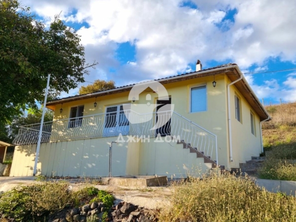 Едноетажна къща с басейн в с. Ново Паничарево - 0