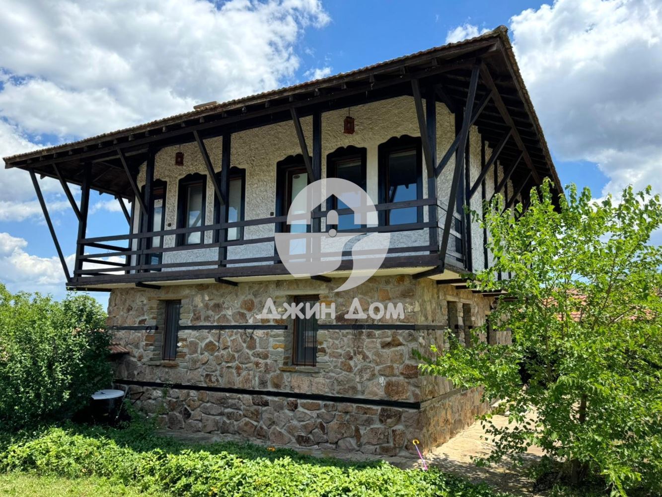 Двуетажна къща с двор в с. Бата - 0