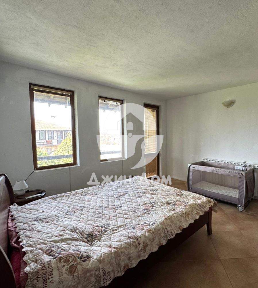 Двуетажна къща с двор в с. Бата - 0