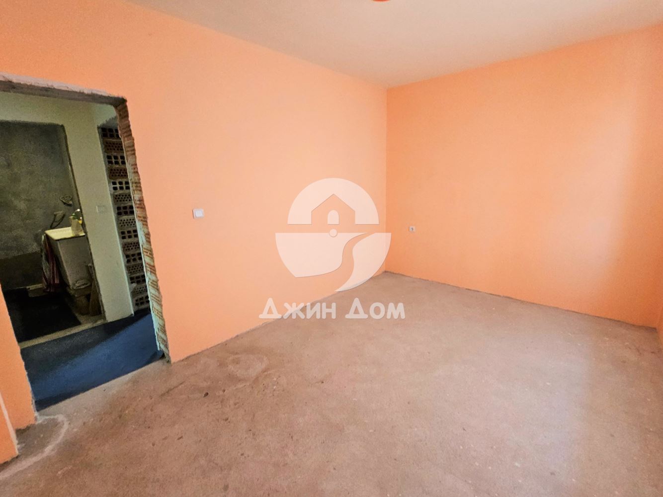 Просторна къща в с. Разбойна с гледка към планината - 0