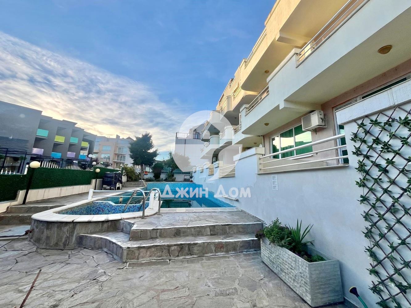 Просторен тристаен апартамент в к-с „Сий Вю“, гр. Свети Влас - 0