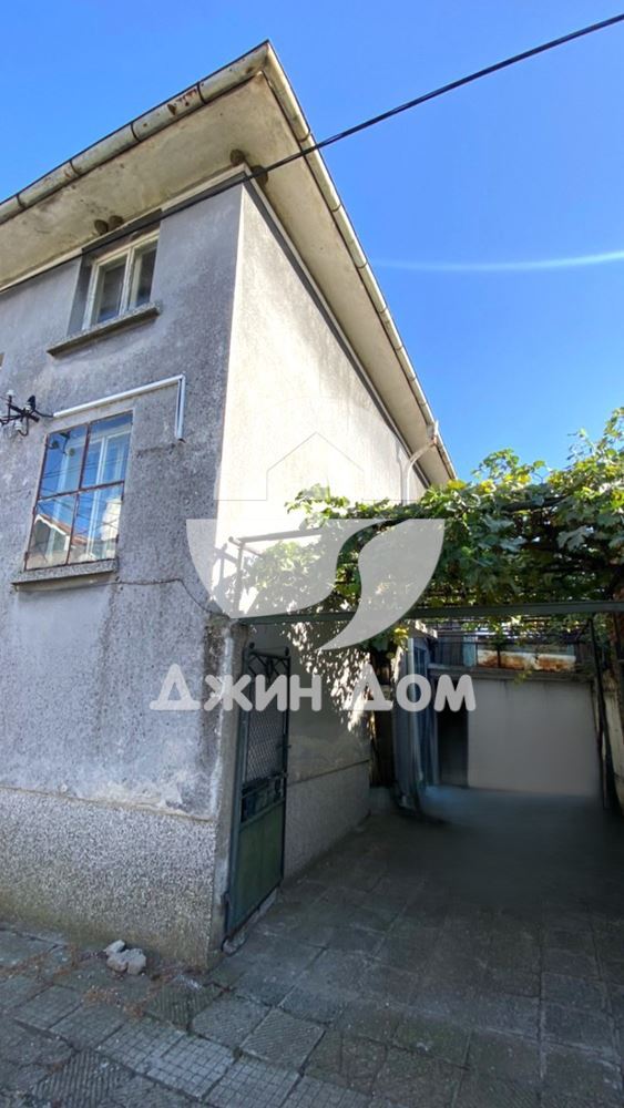 Двуетажна къща с двор в гр. Айтос - 0