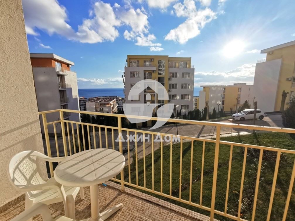 Тристаен апартамент с ГЛЕДКА МОРЕ в Империал Форт Клуб, Свети Влас - 0