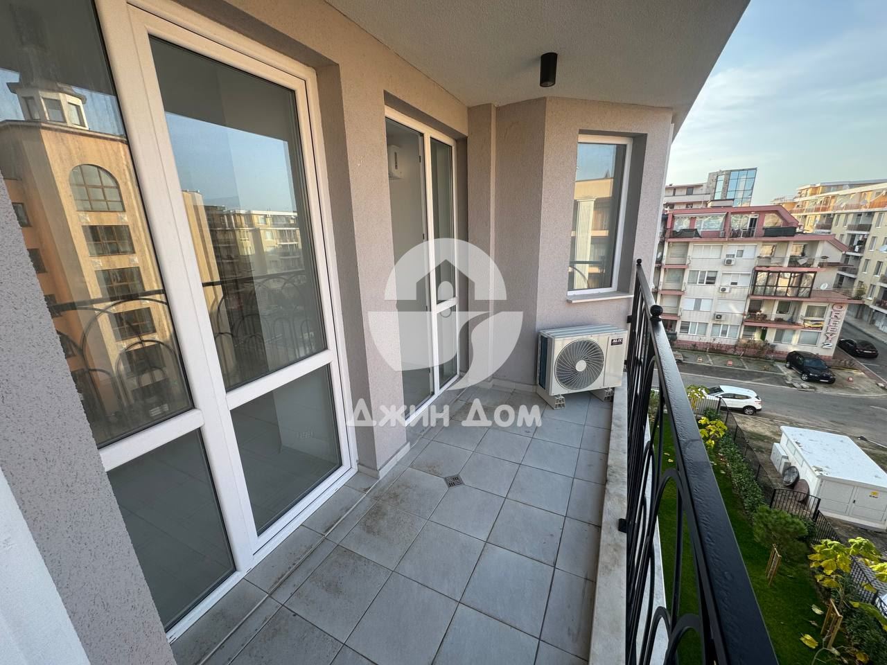 Просторен тристаен апартамент в к-с Ж'адор Сикрет Гардън, Слънчев бряг - 0