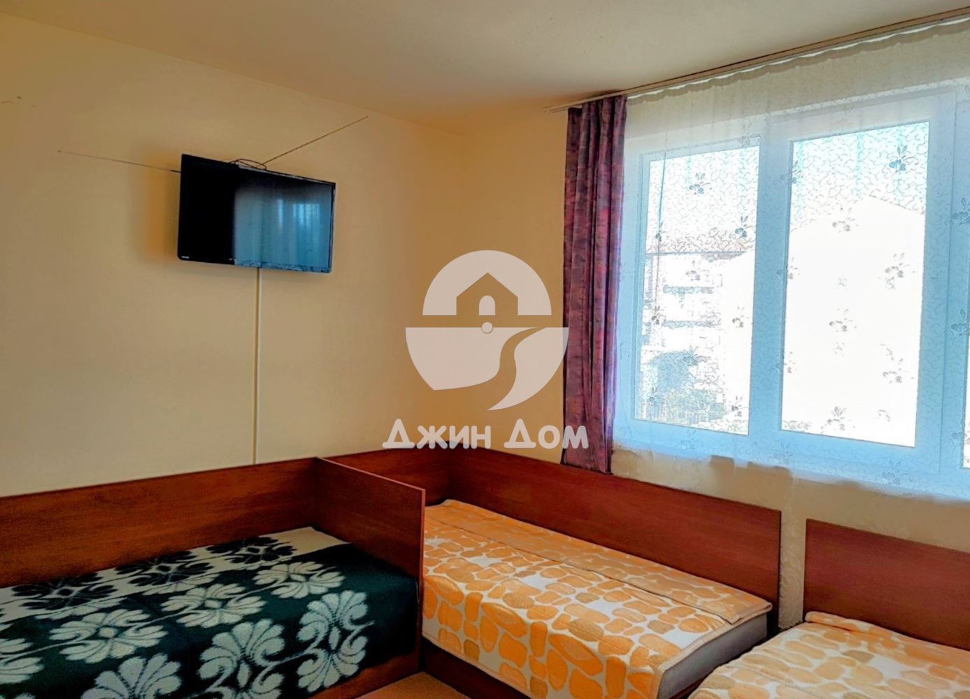 Просторна триетажна къща в с. Равда - 0