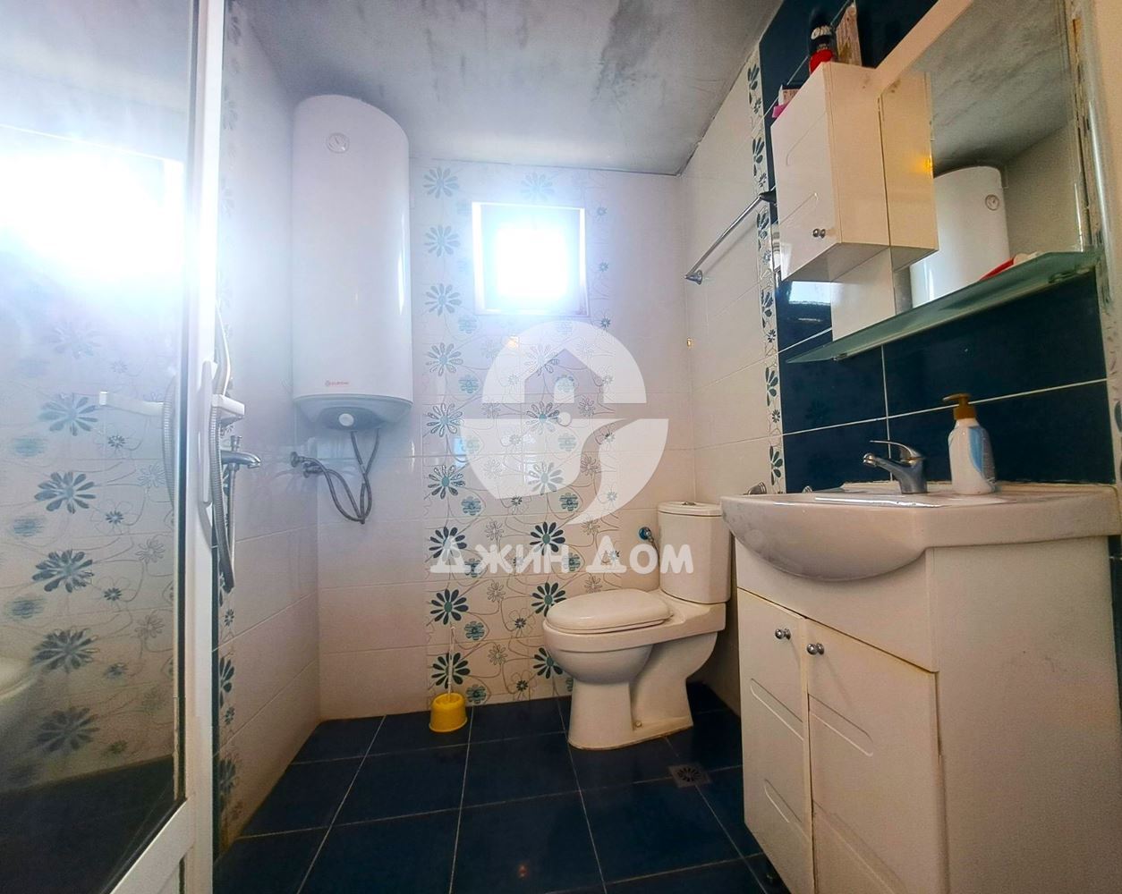 Двуетажна къща с 6 спални и гледка ПЛАНИНА в с. Черноград - 0