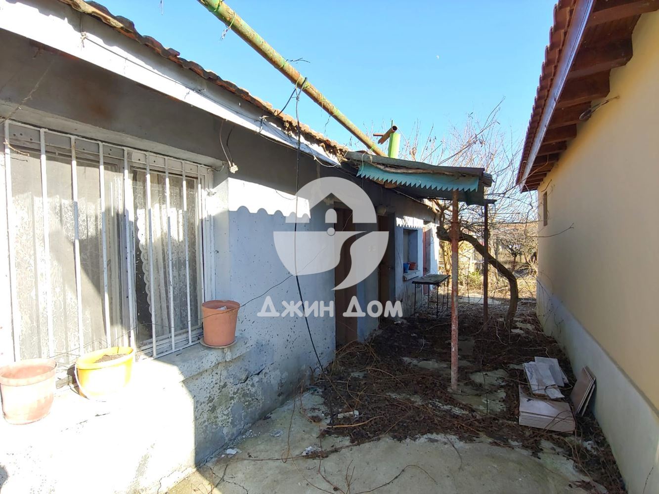 Едноетажна къща с двор в с. Тръстиково - 0