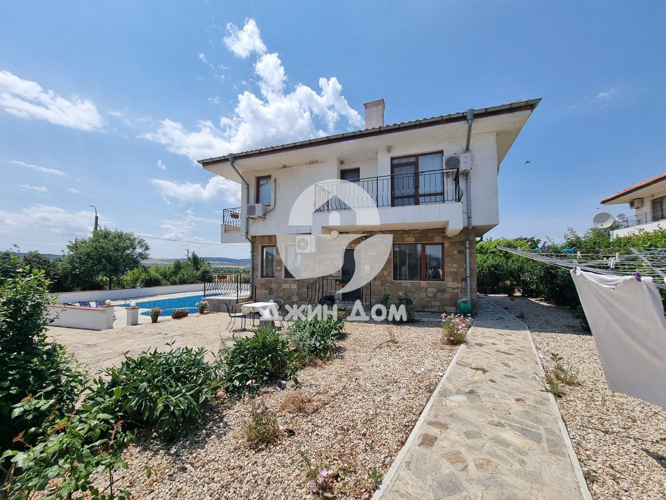 Двуетажна къща с басейн в с. Горица - 0