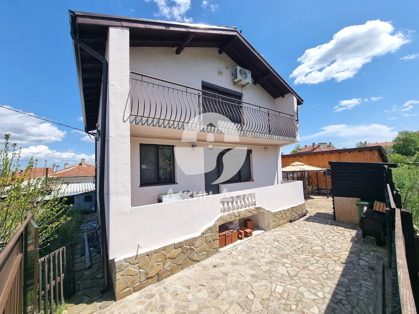 Двуетажна къща с двор в с. Медово - 0