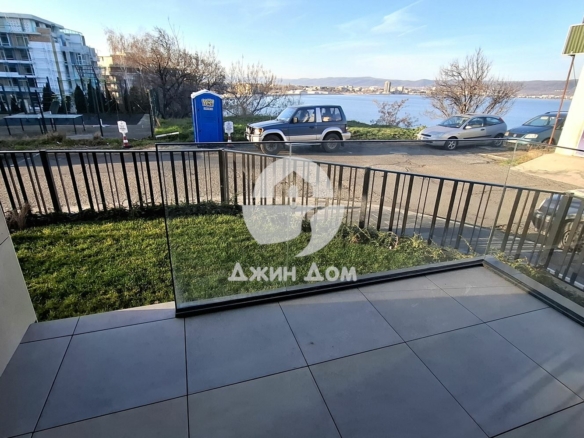 Просторен двустаен апартамент с ДВОР И ПАНОРАМА МОРЕ в гр. Несебър - 0
