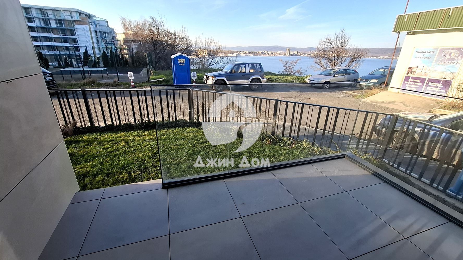 Просторен двустаен апартамент с ДВОР И ПАНОРАМА МОРЕ в гр. Несебър - 0