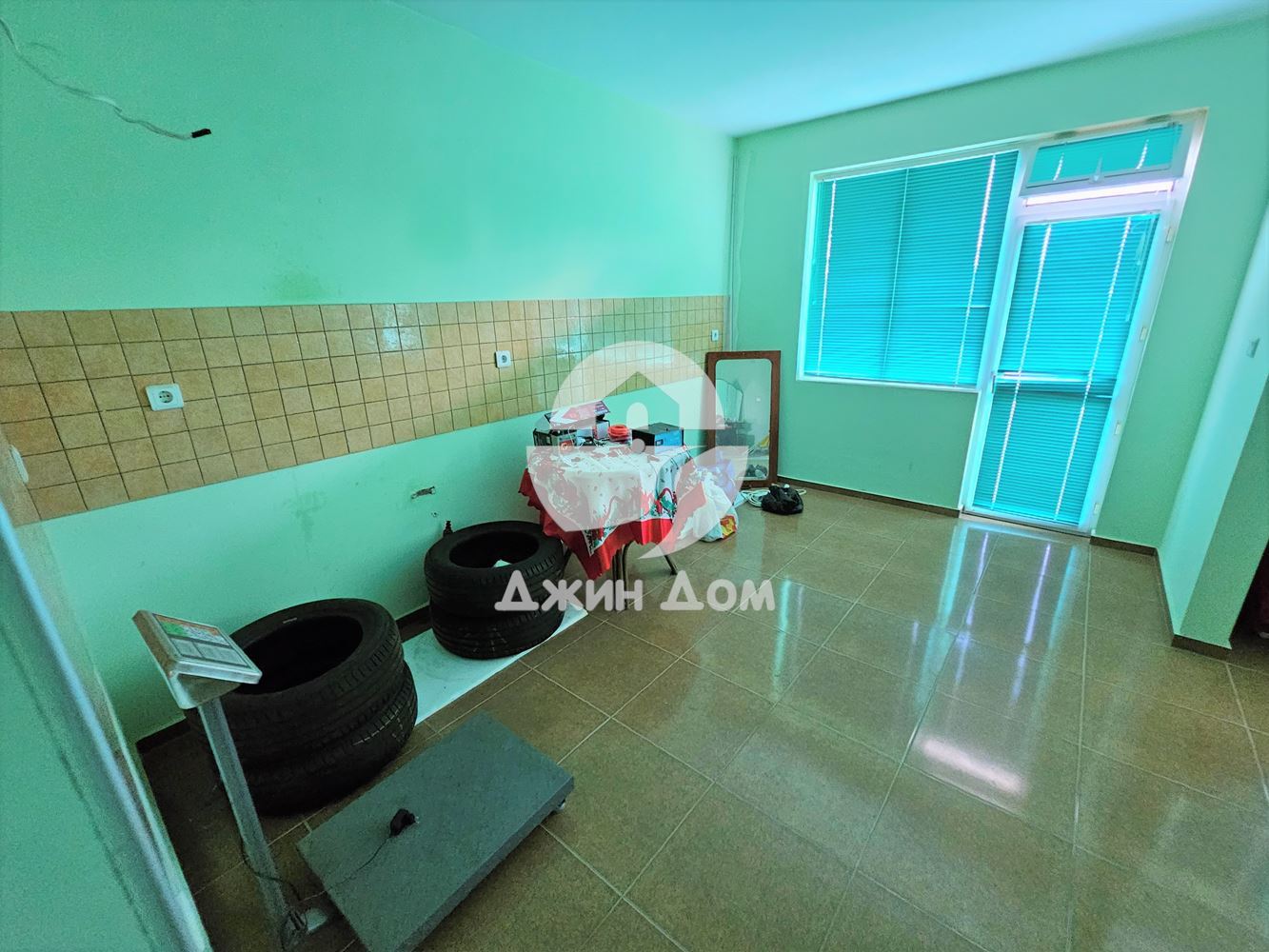 Просторна къща в с. Разбойна с гледка към планината - 0