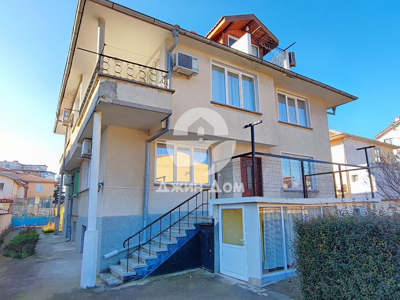 Просторна триетажна къща в с. Равда - 0