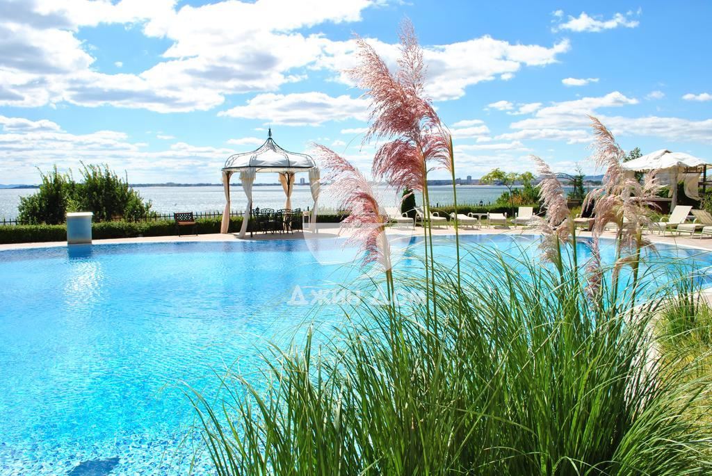 Тристаен апартамент с ГЛЕДКА МОРЕ в к-с „Роял Бей“, гр. Свети Влас - 0