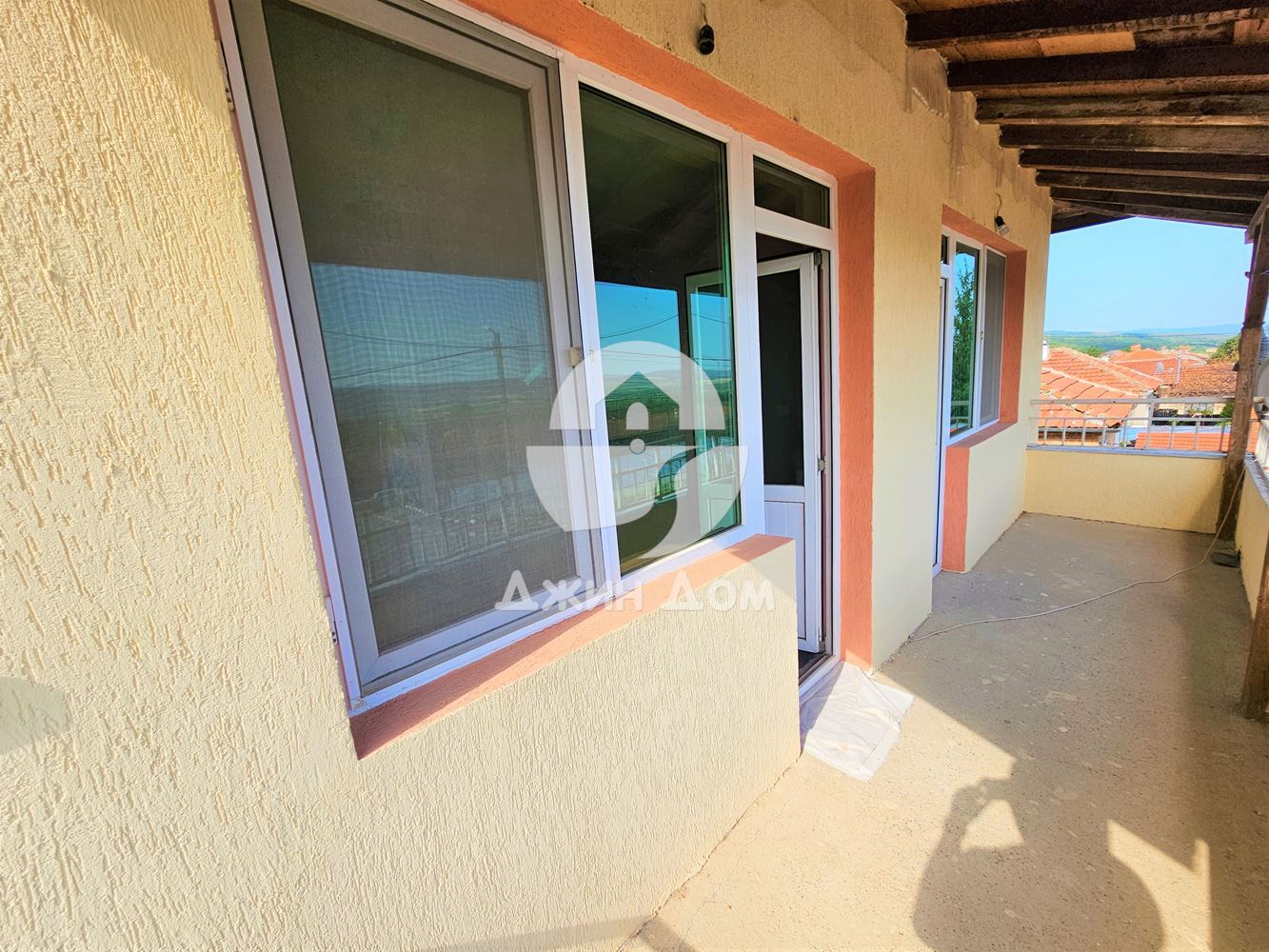 Просторна къща в с. Разбойна с гледка към планината - 0