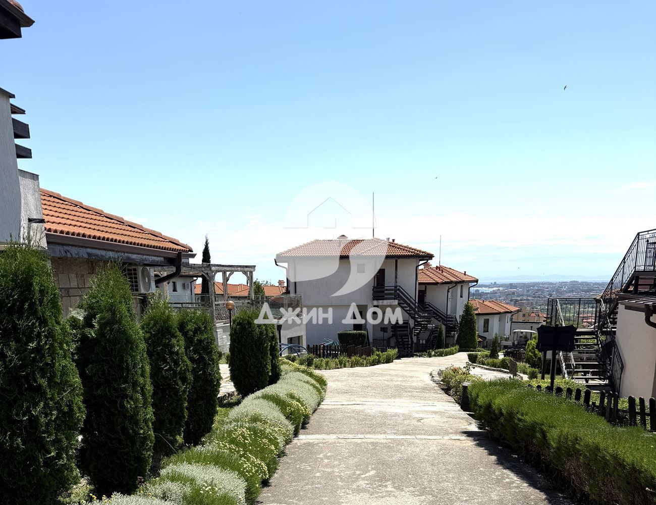 Просторен тристаен апартамент в к-с „Бей Вю Вилас“, с. Кошарица - 0