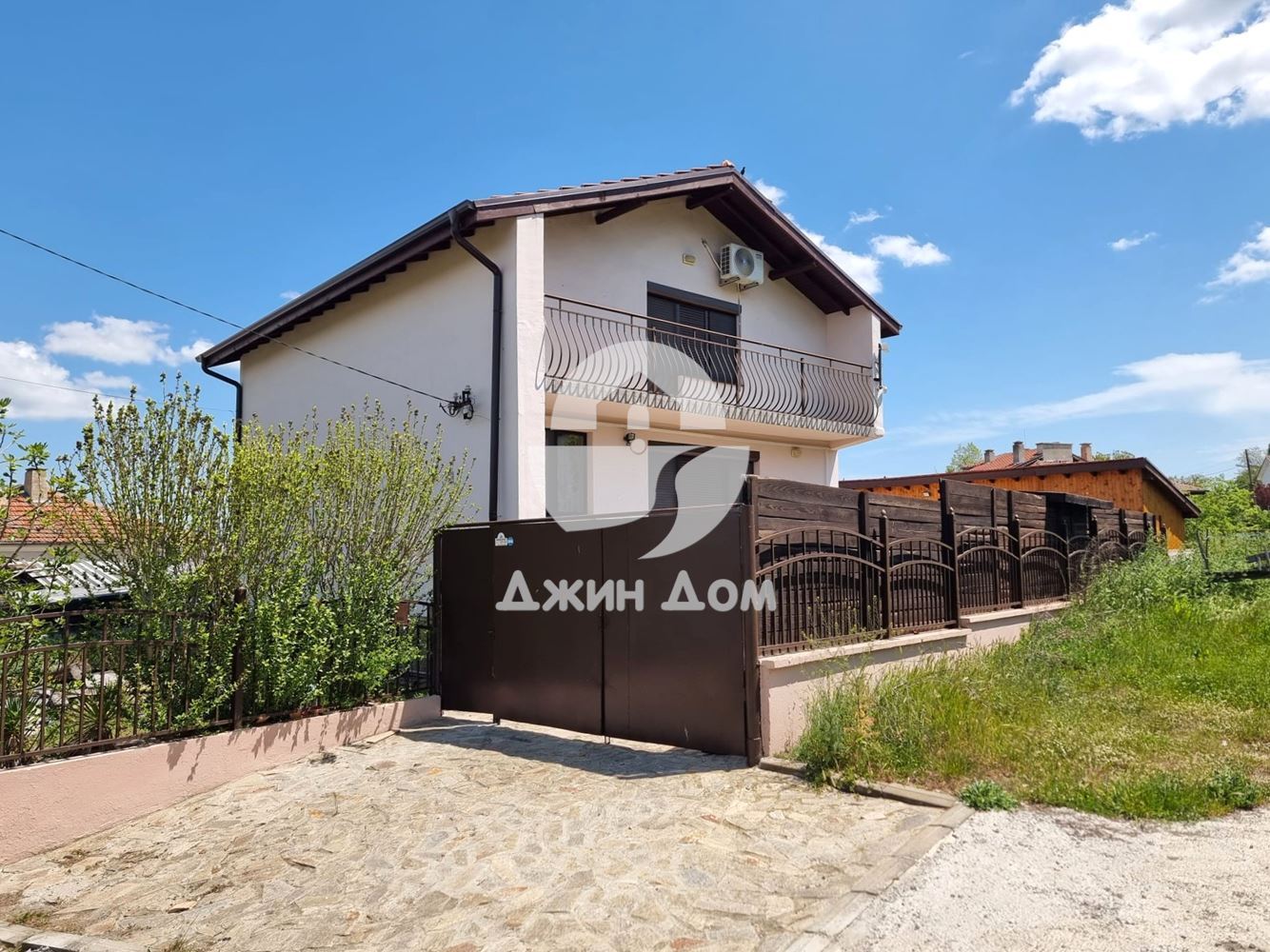 Двуетажна къща с двор в с. Медово - 0