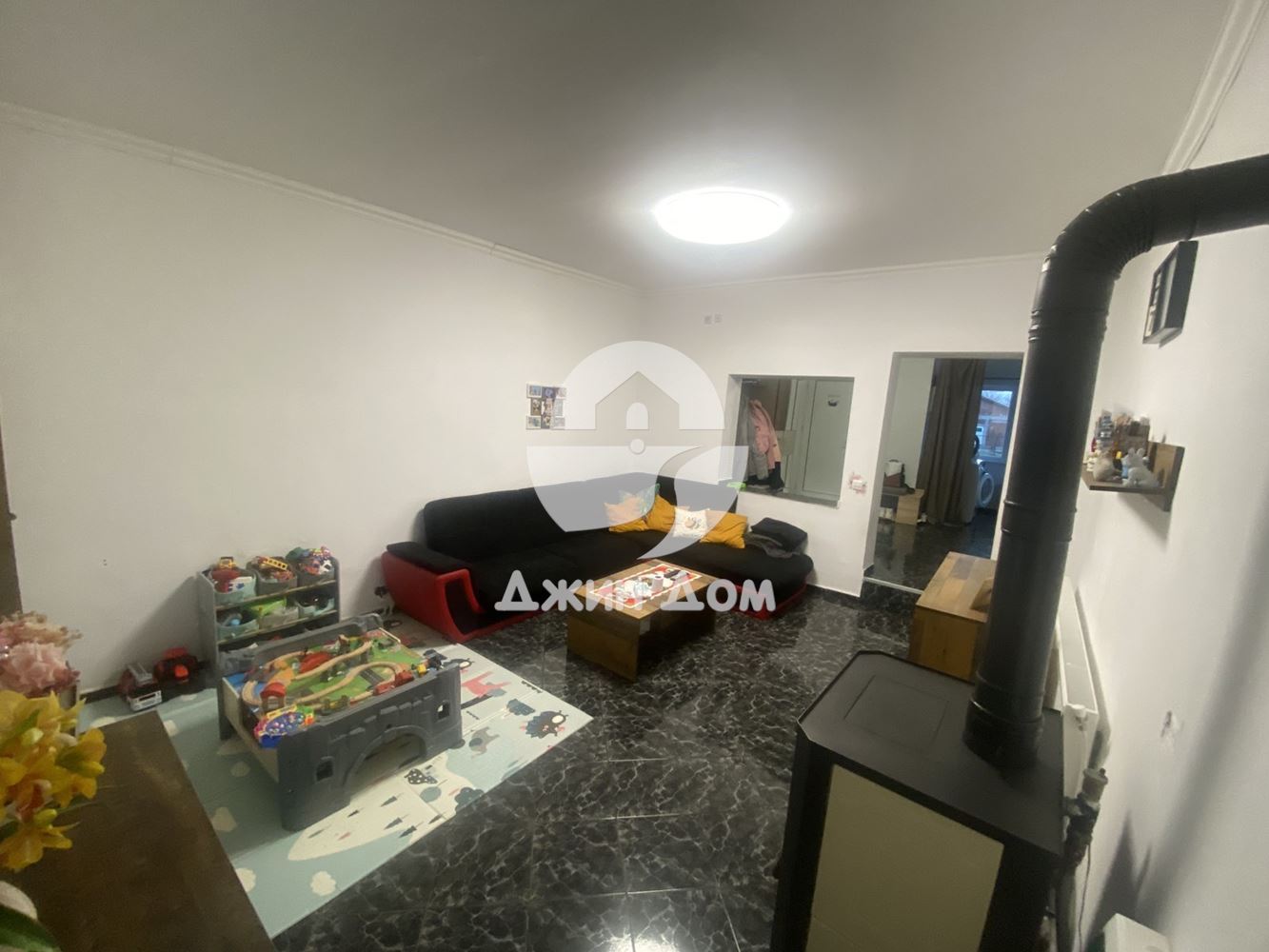 Едноетажна къща с двор в гр. Камено - 0