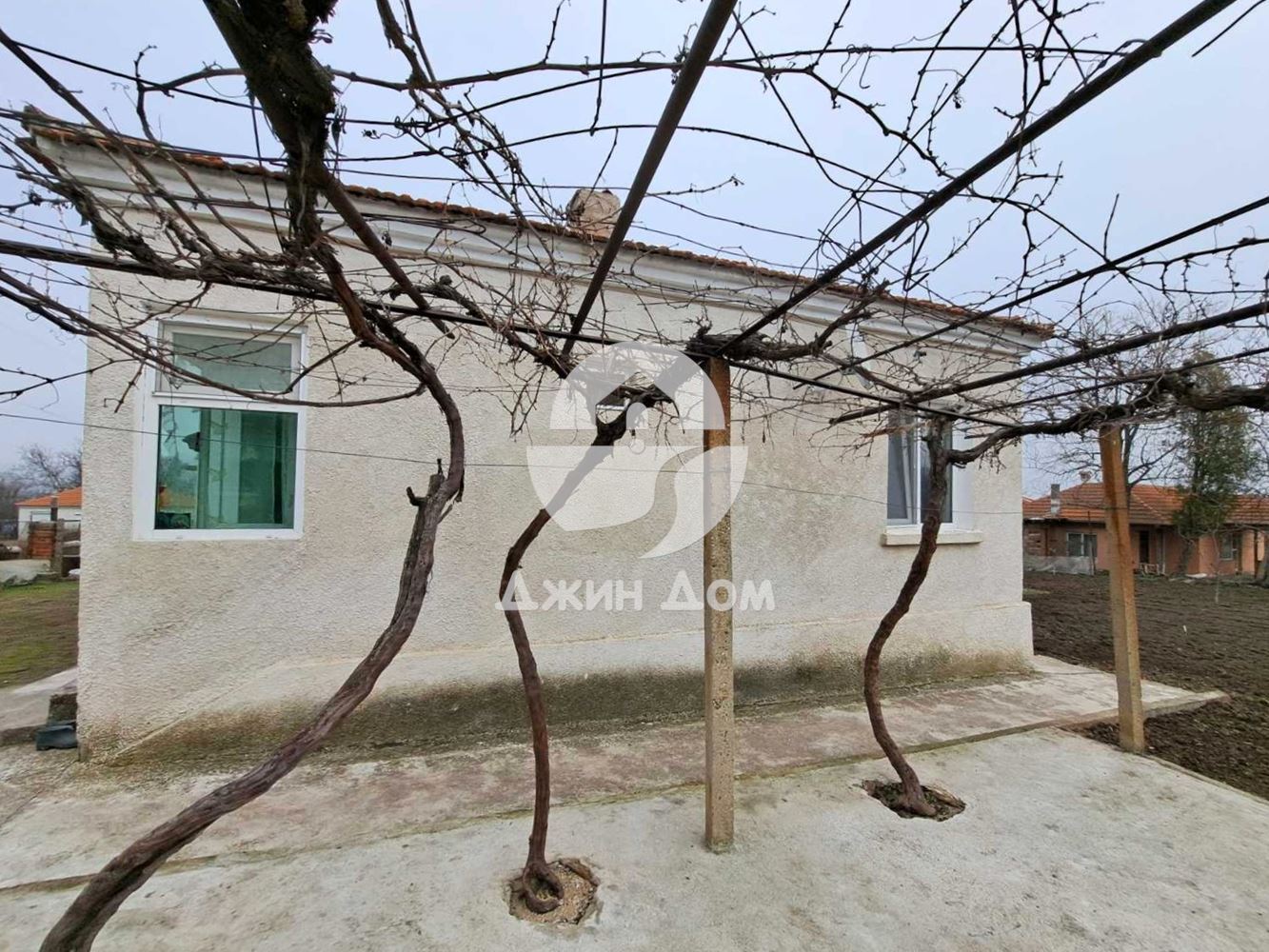 Едноетажна къща с двор в с. Черноград - 0