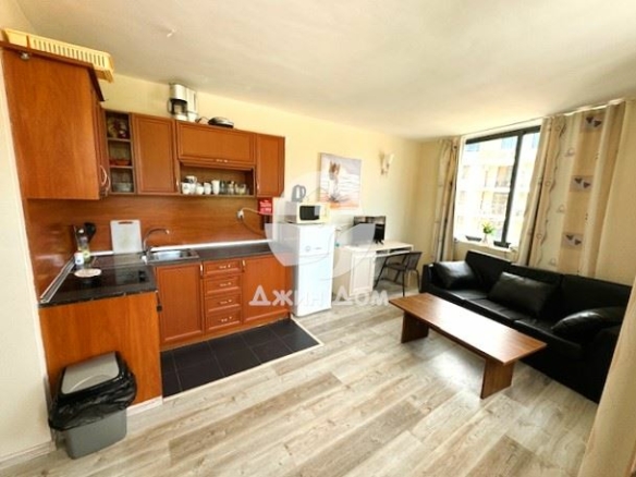 Просторен обзаведен тристаен апартамент в к-с Авалон, Слънчев бряг - 0