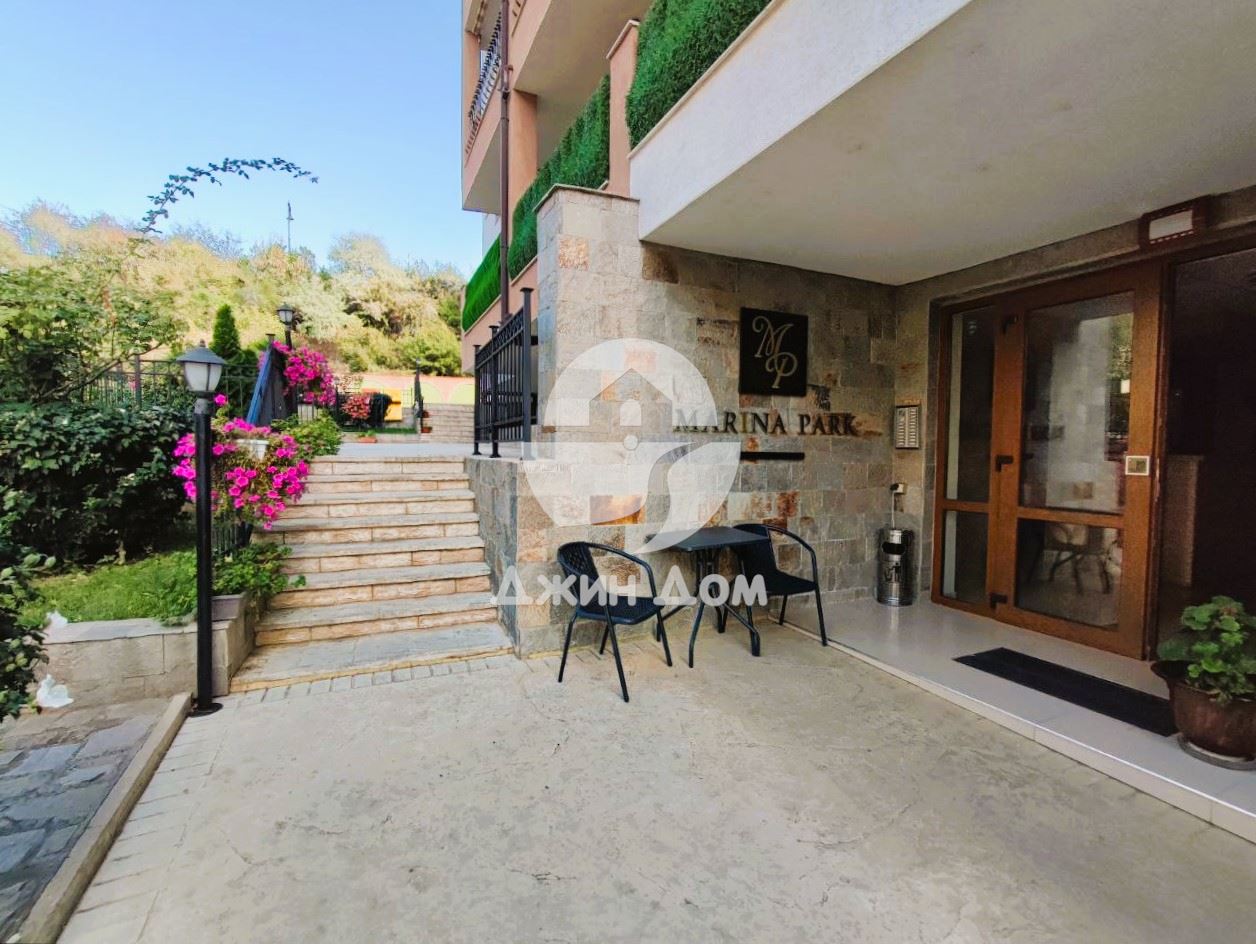 Тристаен апартамент с НИСКА ТАКСА ПОДДРЪЖКА в Марина Парк, Свети Влас - 0