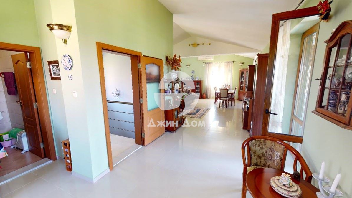 Двуетажна обзаведена къща с басейн, с. Кошарица - 0