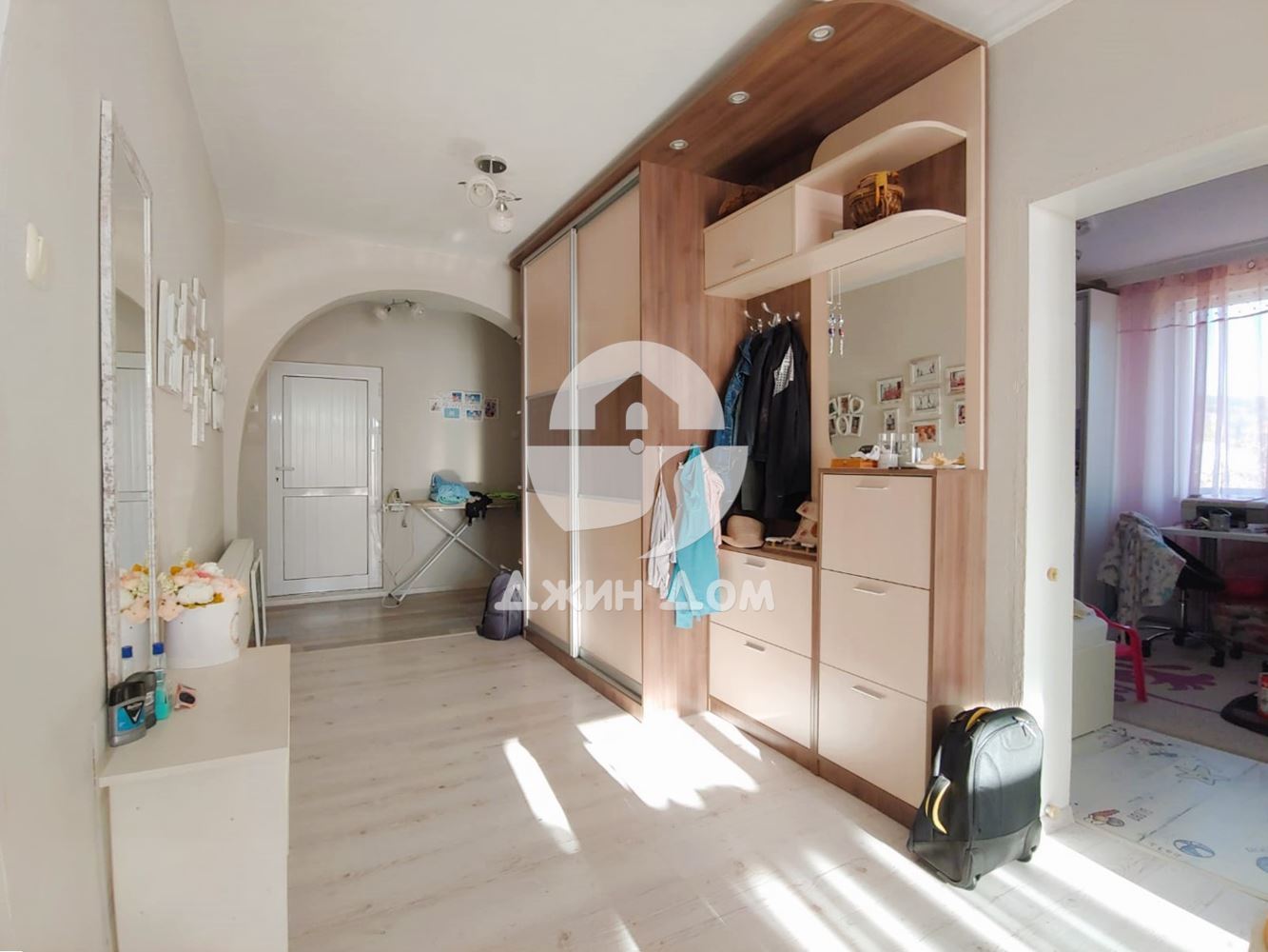 Просторна обзаведена двуетажна къща в с. Кошарица - 0