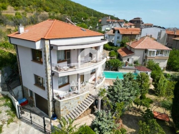 Просторна триетажна къща с ПАНОРАМА МОРЕ в гр. Свети Влас - 0