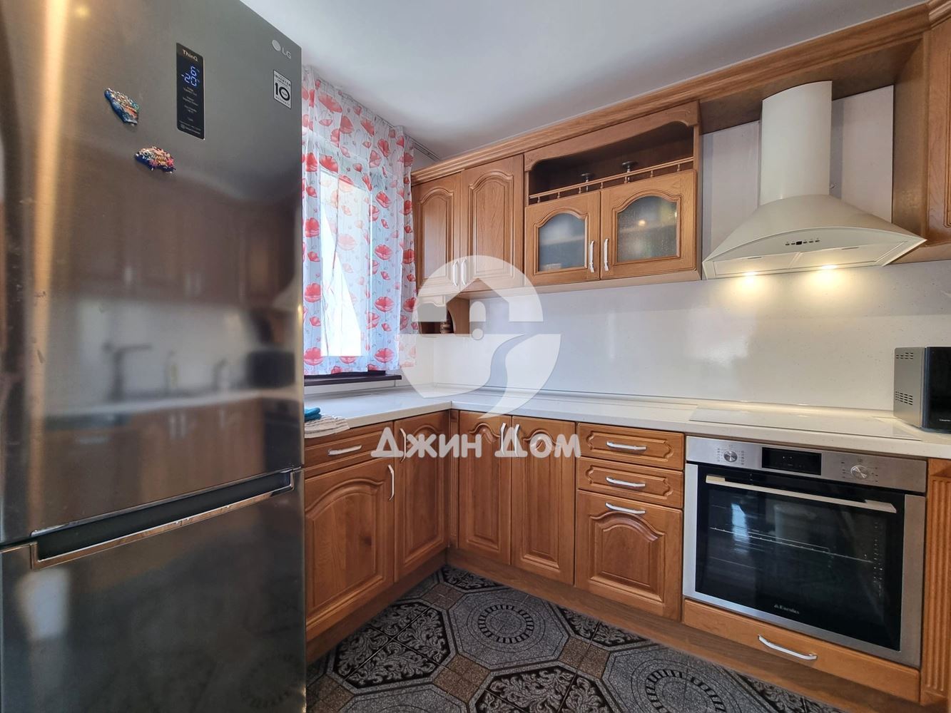 Двуетажна къща с двор в с. Медово - 0