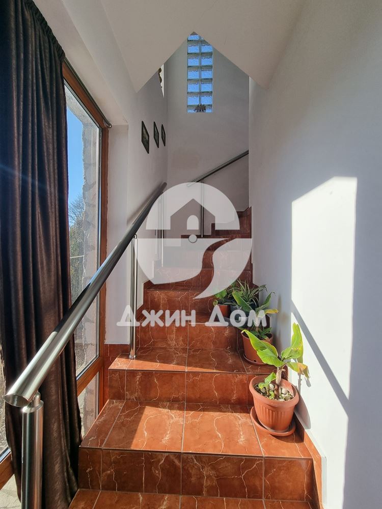 Двуетажна къща с двор в с. Бата - 0