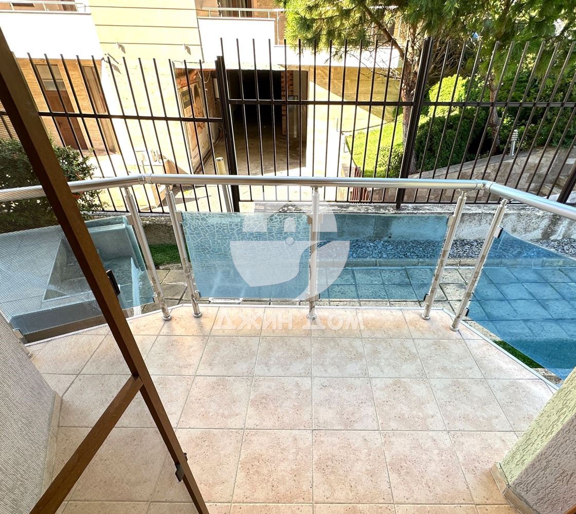 Просторен тристаен апартамент с НИСКА ТАКСА в к-с „Старфиш“, гр. Свети Влас - 0