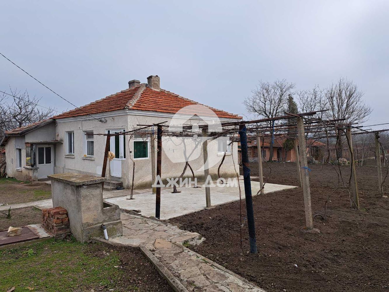 Едноетажна къща с двор в с. Черноград - 0