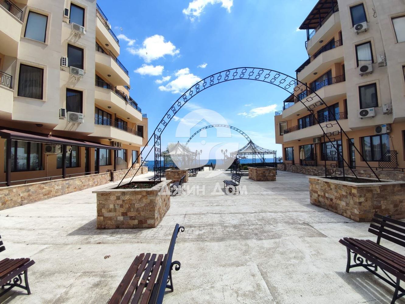 Тристаен апартамент на ПЪРВА ЛИНИЯ МОРЕ в к-с Рич 2, с. Равда - 0