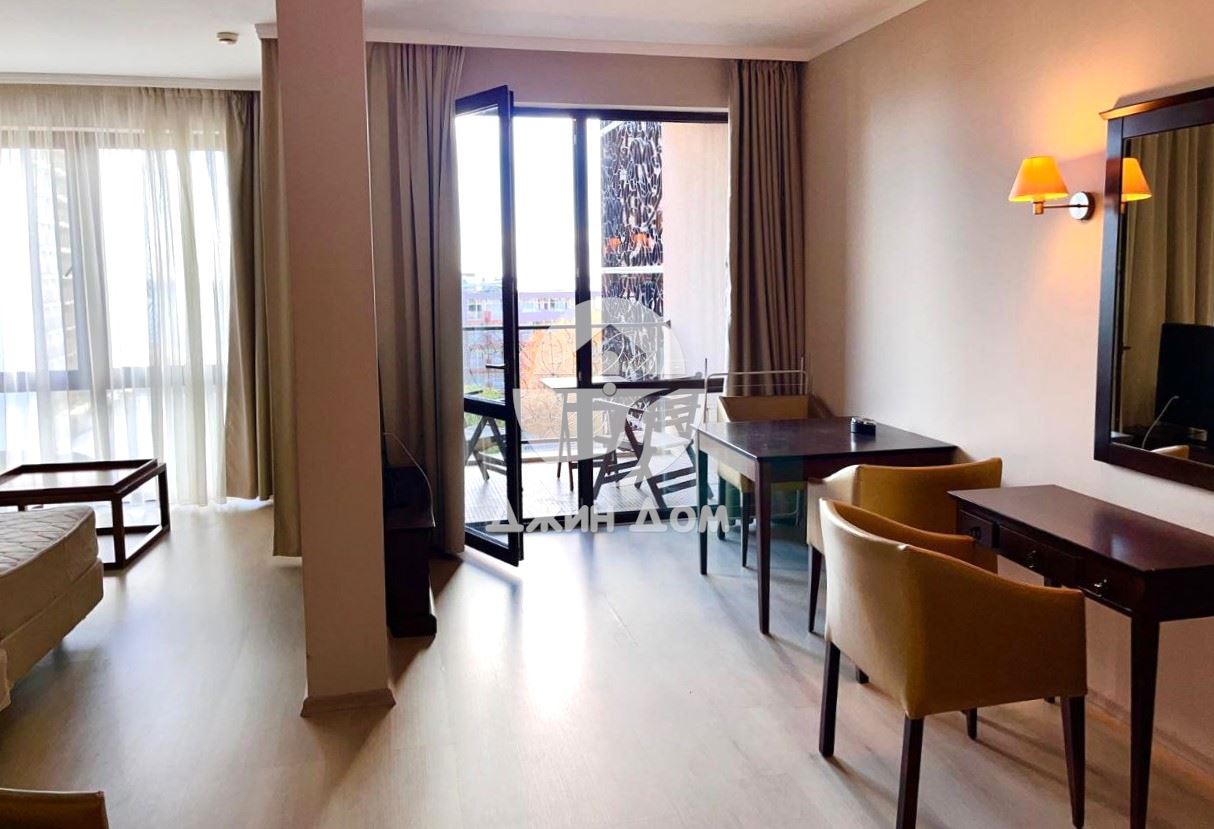 Просторен едностаен апартамент с ГЛЕДКА МОРЕ в к-с „Роял Бийч Барсело“ - 0