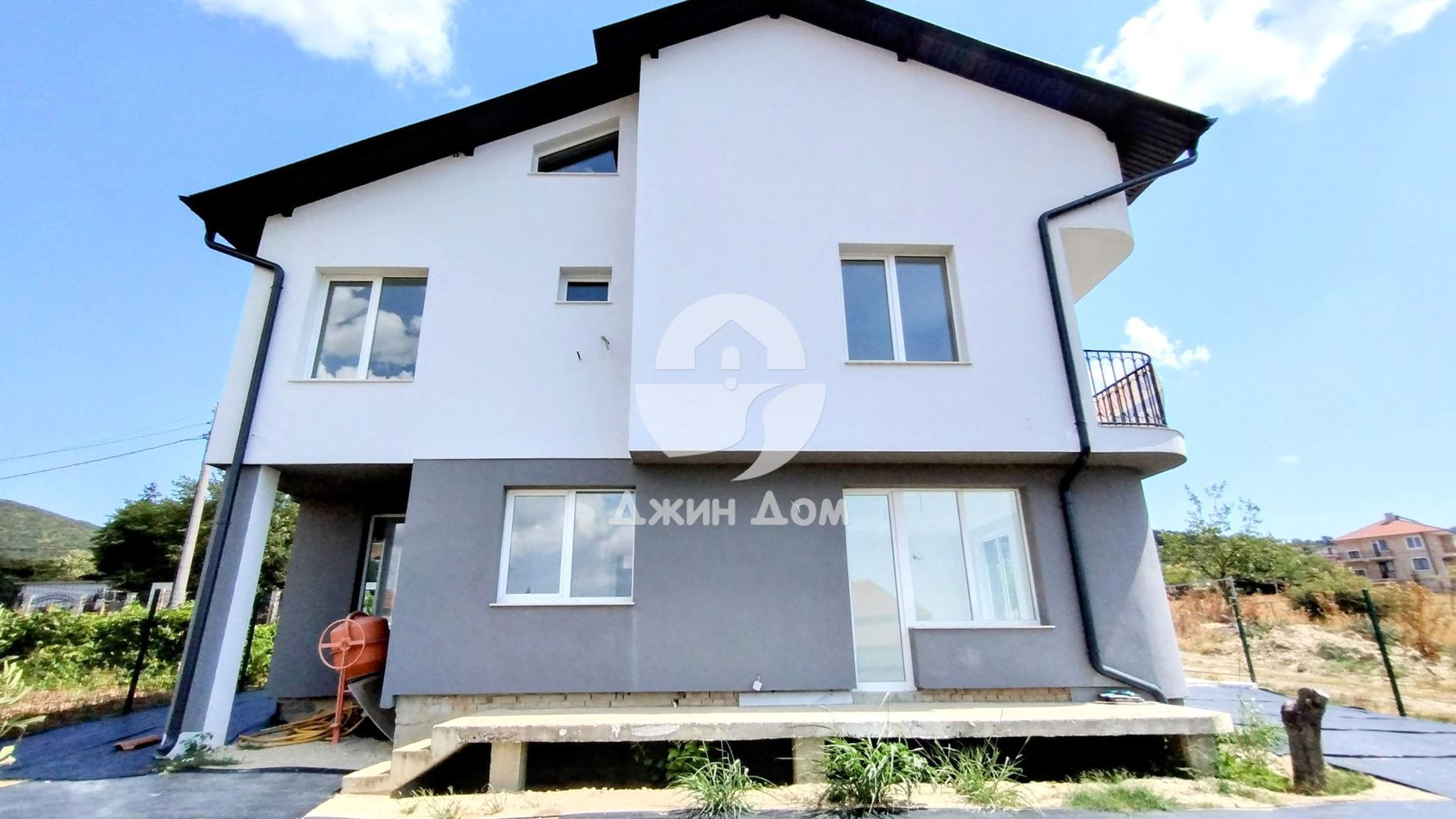 Триетажна къща с ГЛЕДКА МОРЕ в с. Кошарица - 0