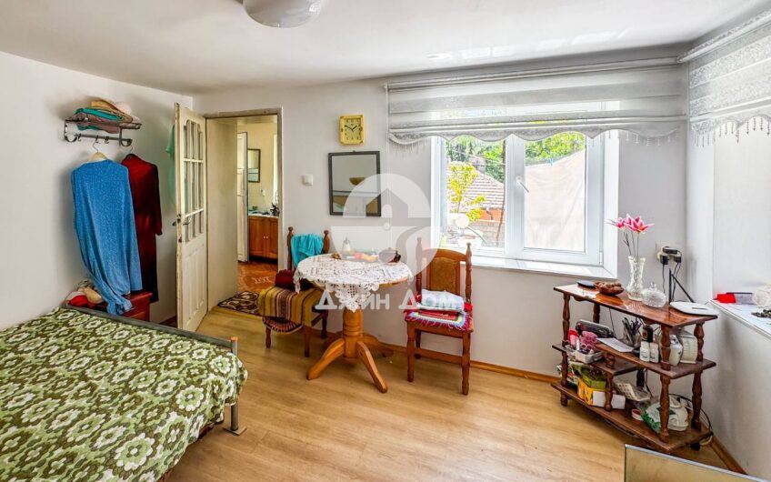 Двуетажна къща с двор в гр. Средец - 0