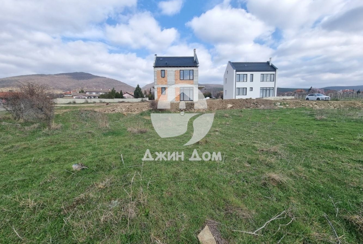 Урегулиран поземлен имот в с. Кошарица - 0