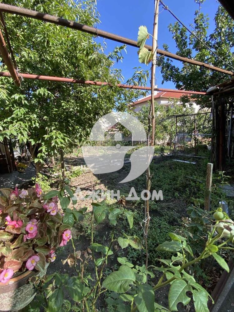 Двуетажна къща с двор в гр. Айтос - 0