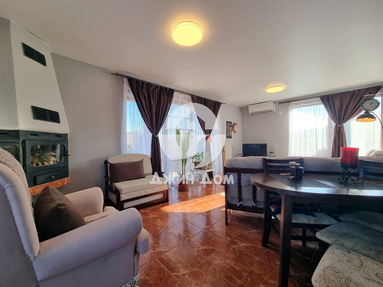 Двуетажна къща с двор в с. Бата - 0