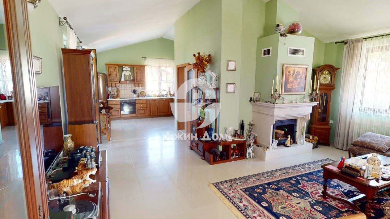 Двуетажна обзаведена къща с басейн, с. Кошарица - 0