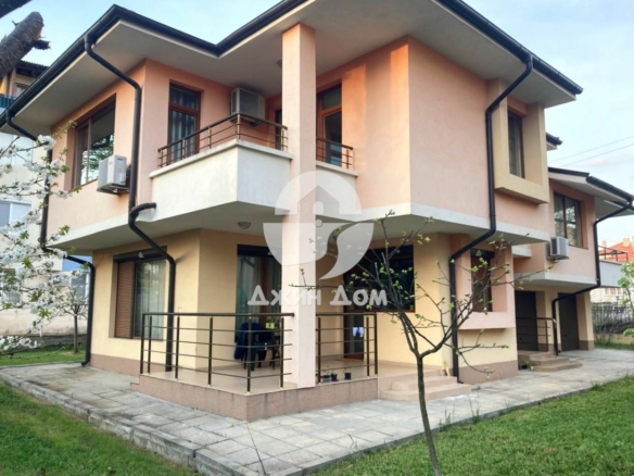 Просторна двуетажна къща с двор в с. Равда - 0