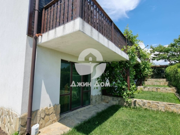 Двуетажна къща таунхаус в с. Кошарица - 0