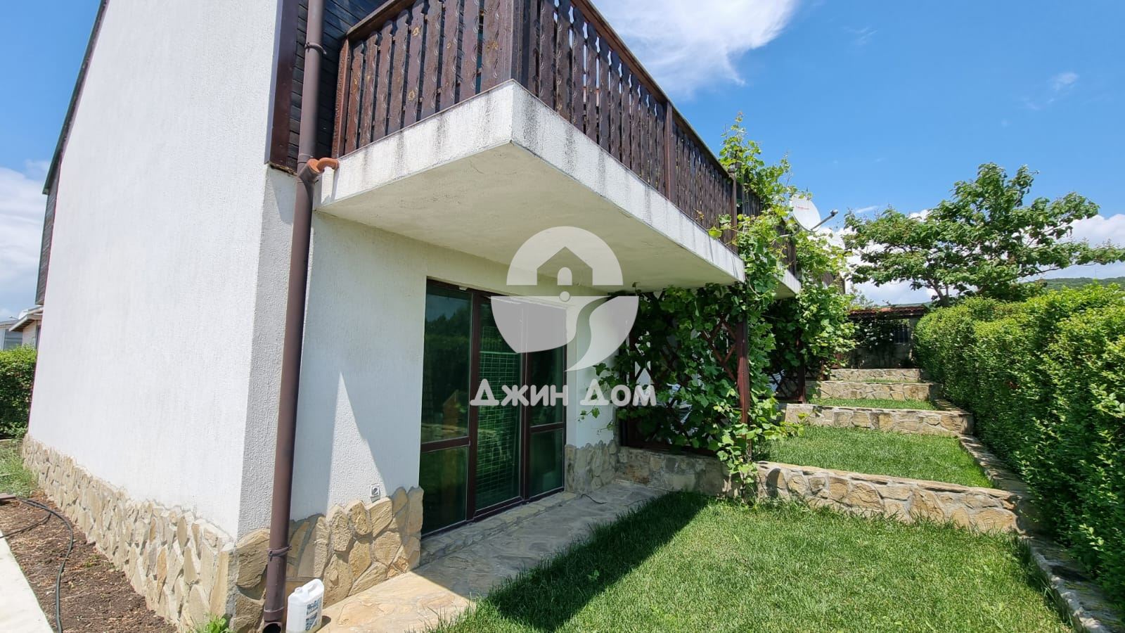 Двуетажна къща таунхаус в с. Кошарица - 0