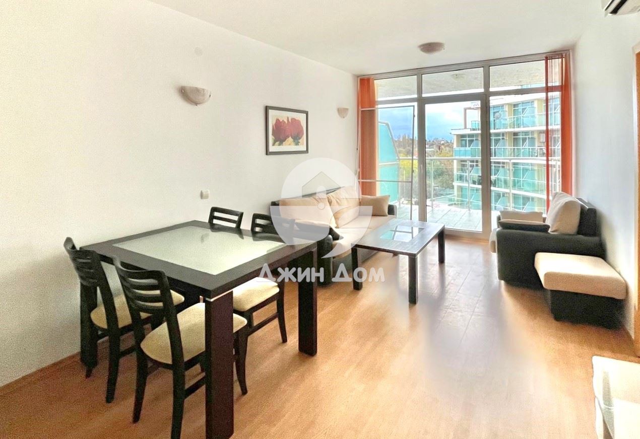 Просторен тристаен апартамент в к-с „Съни Холидей“, к.к. Слънчев бряг - 0