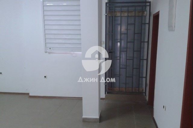 Просторно търговско помещение в к-с „Лазур“, гр. Бургас - 0